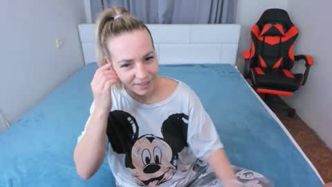 Snapshot of mmmmmargo chatting on 11.12.25 Margo online show from 11.12.25