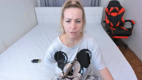 Snapshot of mmmmmargo chatting on 11.19.25 Margo online show from 11.19.25