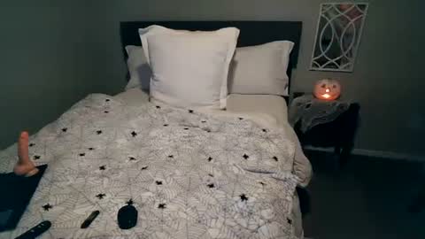 Snapshot of mmmmmwah chatting on 10.12.25 Angel online show from 10.12.25