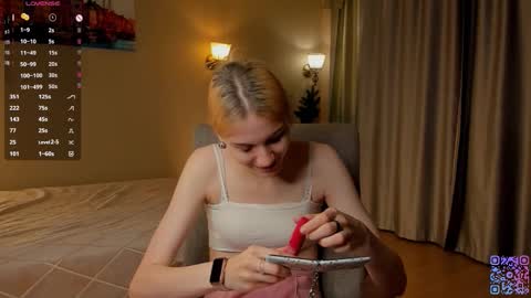 Snapshot of moirebroady chatting on 09.22.25 Laura online show from 09.22.25