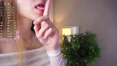 Snapshot of moirebroady chatting on 09.26.25 Laura online show from 09.26.25