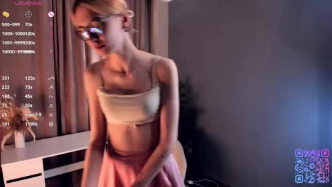 Snapshot of moirebroady chatting on 10.07.25 Laura online show from 10.07.25