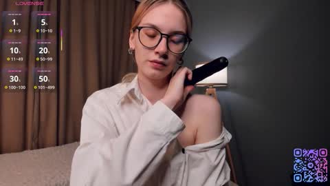 Snapshot of moirebroady chatting on 11.03.25 Laura online show from 11.03.25