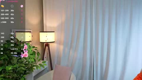 Snapshot of moirebroady chatting on 11.18.25 Laura online show from 11.18.25