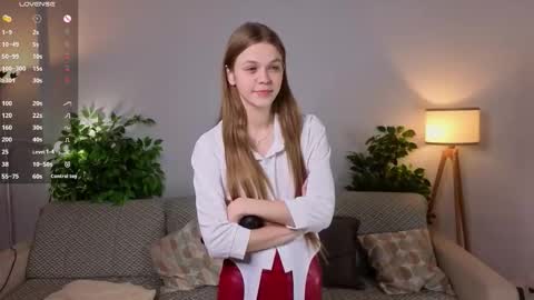 Snapshot of moirebroady chatting on 11.25.25 Laura online show from 11.25.25