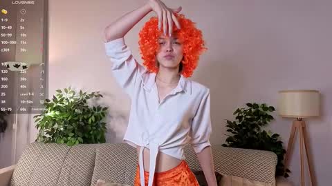 Snapshot of moirebroady chatting on 11.28.25 Laura online show from 11.28.25