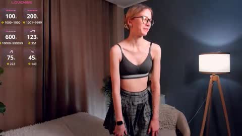 Snapshot of moirebroady chatting on 12.03.25 Laura online show from 12.03.25