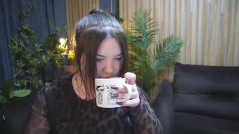 Snapshot of molinmoon chatting on 11.22.25 Rosa online show from 11.22.25