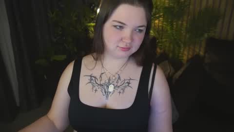 Snapshot of molinmoon chatting on 11.24.25 Rosa online show from 11.24.25