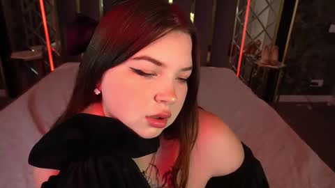 Snapshot of molinmoon chatting on 12.03.25 Rosa online show from 12.03.25