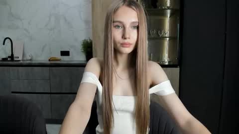 Snapshot of molly_555 chatting on 10.27.25 Sima online show from 10.27.25