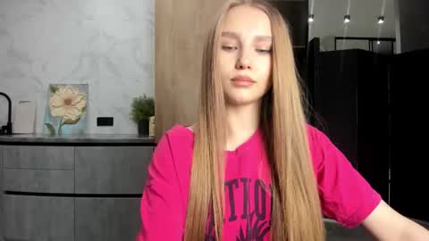 Snapshot of molly_555 chatting on 12.20.25 Sima online show from 12.20.25