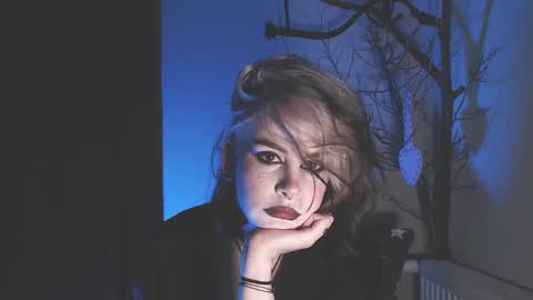 Molly Crow online show from 01.07.25