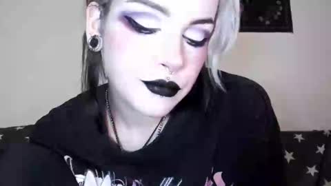 Molly Crow online show from 03.08.25