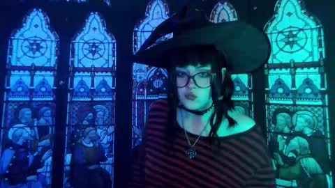 Molly Crow online show from 10.11.25