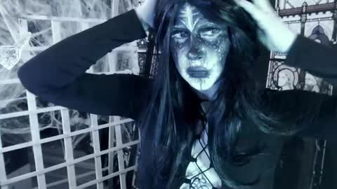 Molly Crow online show from 04.03.26