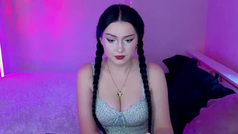 molly_millerr online show from 12.11.24