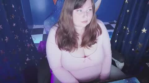 Snapshot of molly_moons chatting on 10.17.25 molly_moons online show from 10.17.25