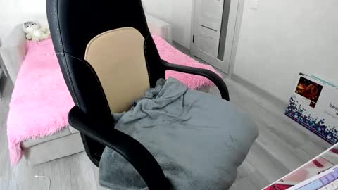 Snapshot of molly_sweetbaby chatting on 10.05.25 Ill tell you when were private online show from 10.05.25