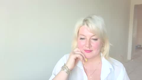 Snapshot of mollyjoyq chatting on 05.17.26 Mollyjoyq online show from 05.17.26