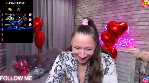 hi im Molly heregreat boobs big heart  warm pussy  online show from 02.12.25