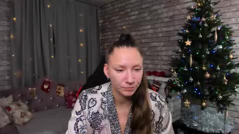 hi im Molly heregreat boobs big heart  warm pussy  online show from 12.17.25