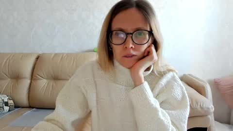 Snapshot of mollystory chatting on 03.01.25 AngelMomm online show from 03.01.25