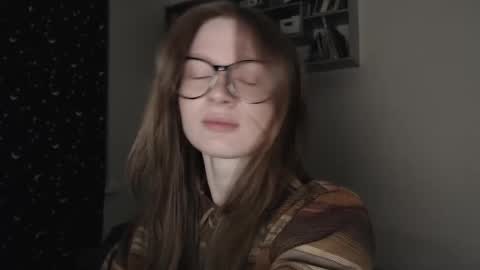 Snapshot of mollytucker chatting on 03.05.25 mollytucker online show from 03.05.25