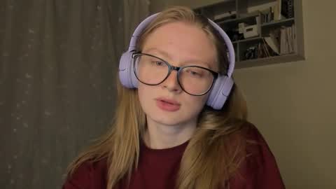 Snapshot of mollytucker chatting on 09.18.25 mollytucker online show from 09.18.25