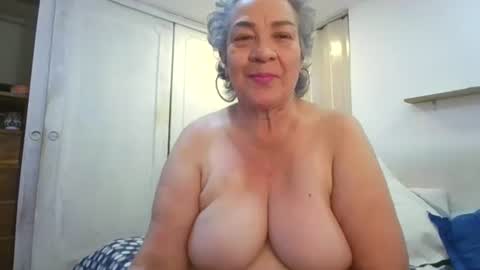 Snapshot of mom_is_wet chatting on 06.21.26 nativa online show from 06.21.26