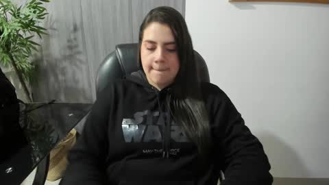 Snapshot of mona28__ chatting on 09.19.25 Mona online show from 09.19.25