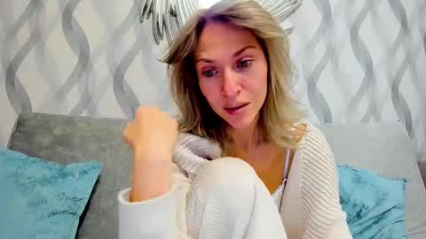 Snapshot of mona_cruz chatting on 02.17.25 Mona online show from 02.17.25