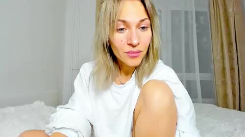 Snapshot of mona_cruz chatting on 02.22.25 Mona online show from 02.22.25