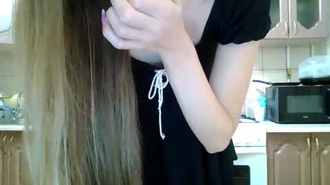 Snapshot of monica_tamayo chatting on 11.06.25 Monica online show from 11.06.25