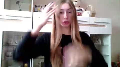 Snapshot of monica_tamayo chatting on 11.08.25 Monica online show from 11.08.25