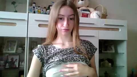 Snapshot of monica_tamayo chatting on 11.23.25 Monica online show from 11.23.25