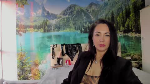 monica_weisss online show from 01.14.25