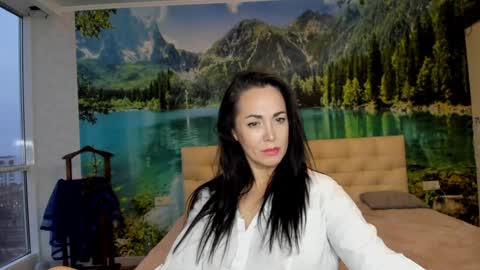 monica_weisss online show from 01.15.25