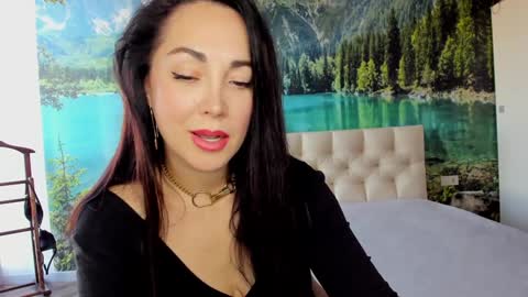 monica_weisss online show from 01.22.25