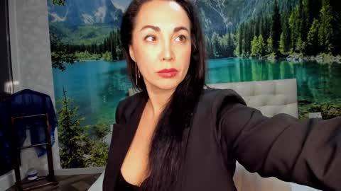 monica_weisss online show from 02.01.25