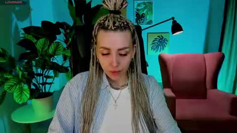 Snapshot of monicariley chatting on 06.19.26 monicariley online show from 06.19.26