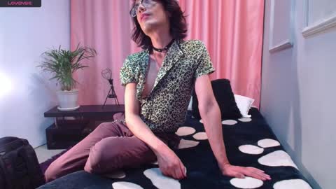 Snapshot of monsterhole91 chatting on 12.14.25 Linda Darling online show from 12.14.25