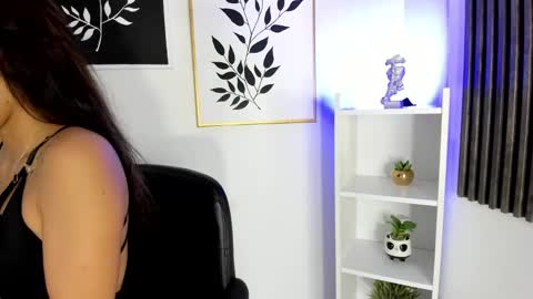 Snapshot of moon_elha_ chatting on 01.25.25 moon elha online show from 01.25.25