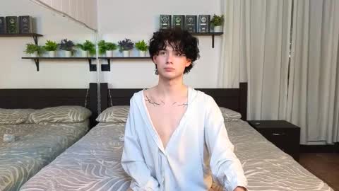 Snapshot of moon_gloww chatting on 02.12.26 moon_gloww online show from 02.12.26