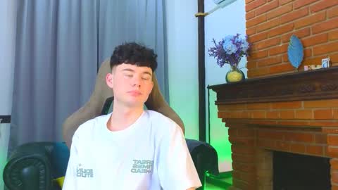 Snapshot of moon_gloww chatting on 02.17.26 moon_gloww online show from 02.17.26