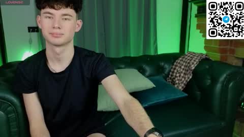 Snapshot of moon_gloww chatting on 02.25.26 moon_gloww online show from 02.25.26