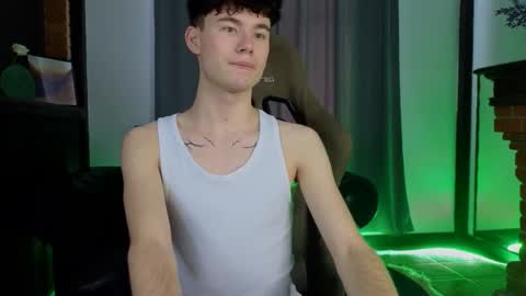 Snapshot of moon_gloww chatting on 03.04.26 moon_gloww online show from 03.04.26