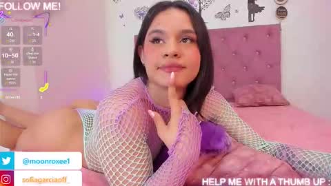 Snapshot of moon_roxee chatting on 10.16.25 moon_roxee online show from 10.16.25