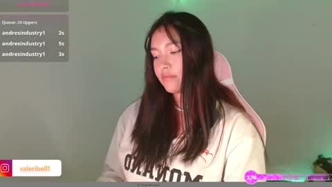 Snapshot of moonbella_bell chatting on 12.04.24 bell online show from 12.04.24
