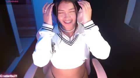 Snapshot of moonbella_bell chatting on 12.21.24 bell online show from 12.21.24